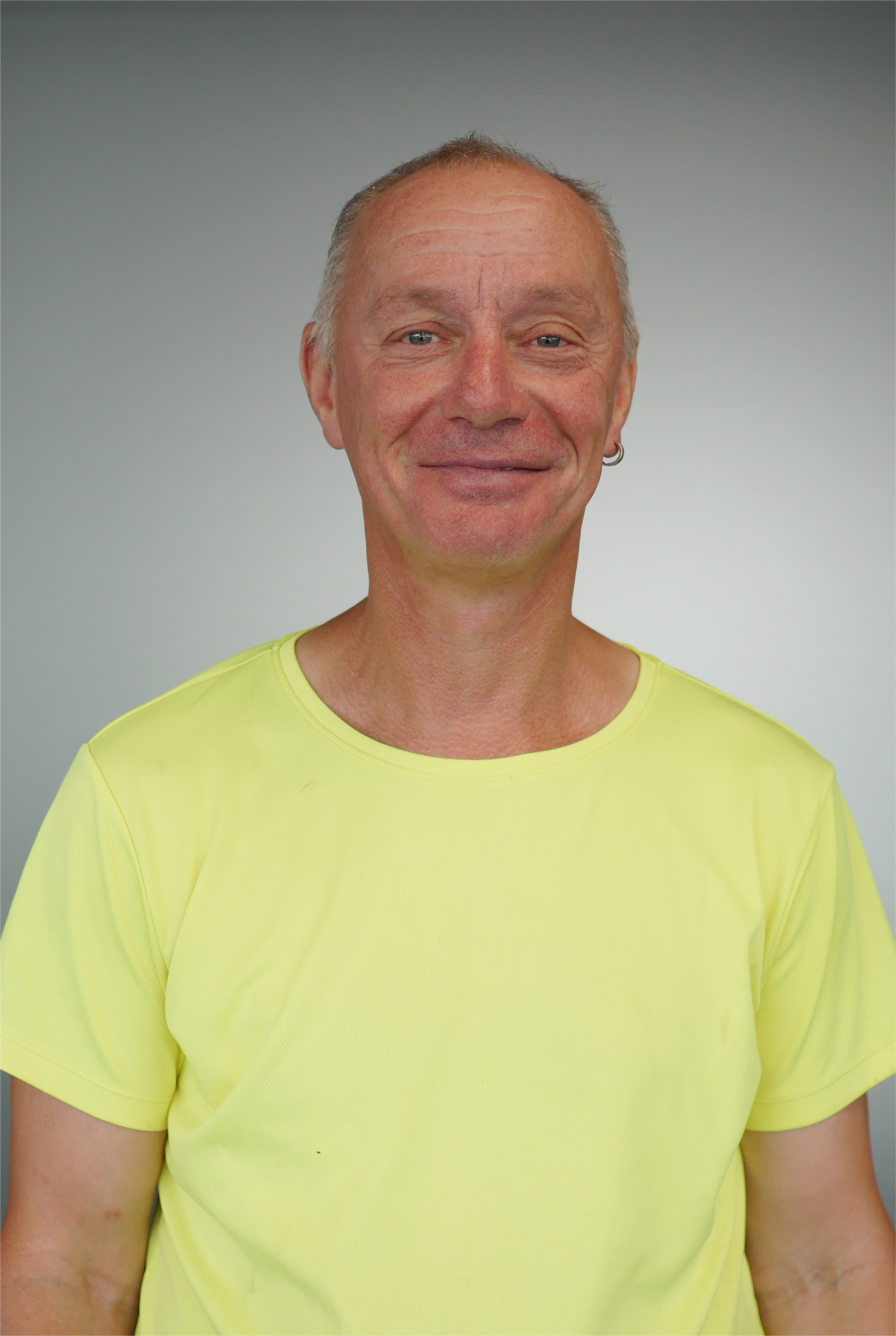 Mann mit gelbem Tshirt