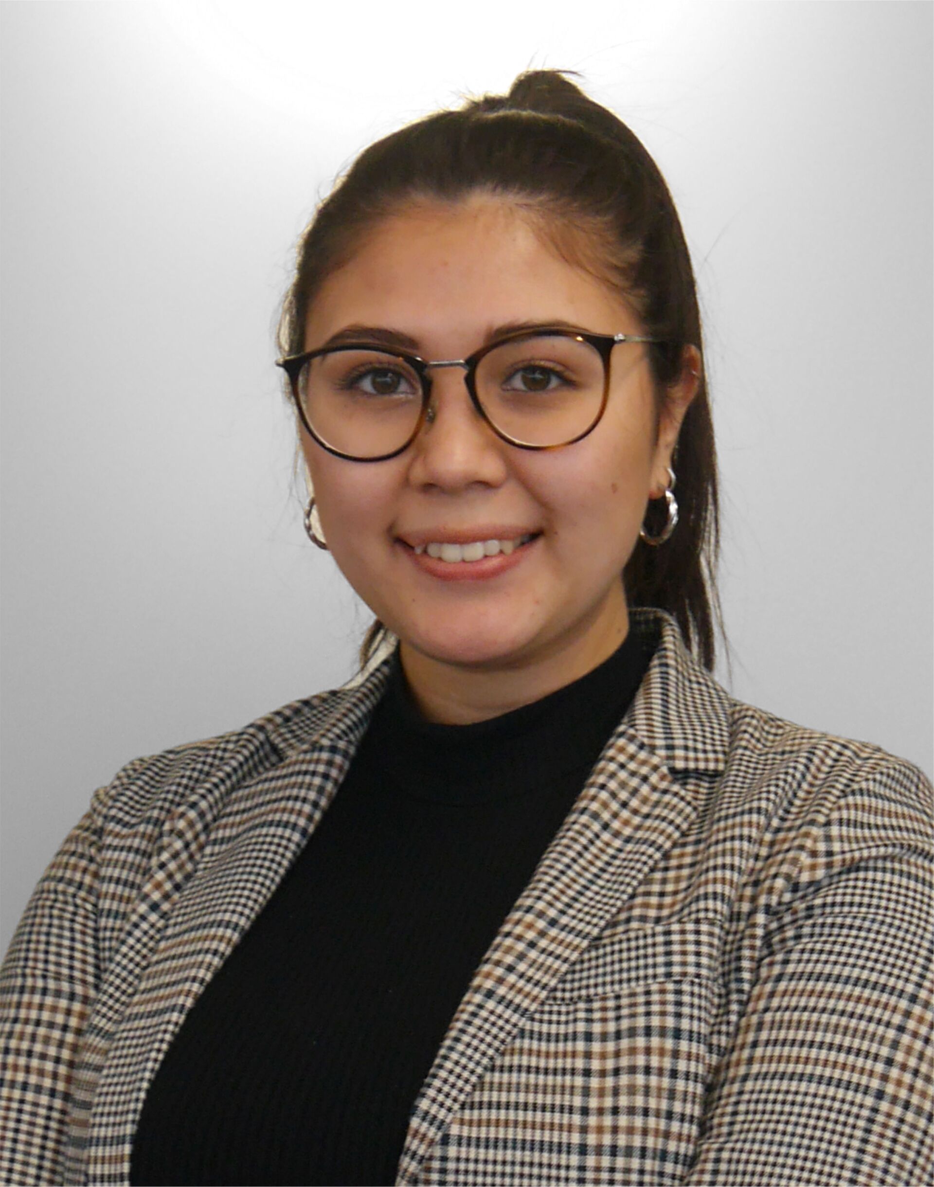 Frau mit kariertem Blazer und Brille