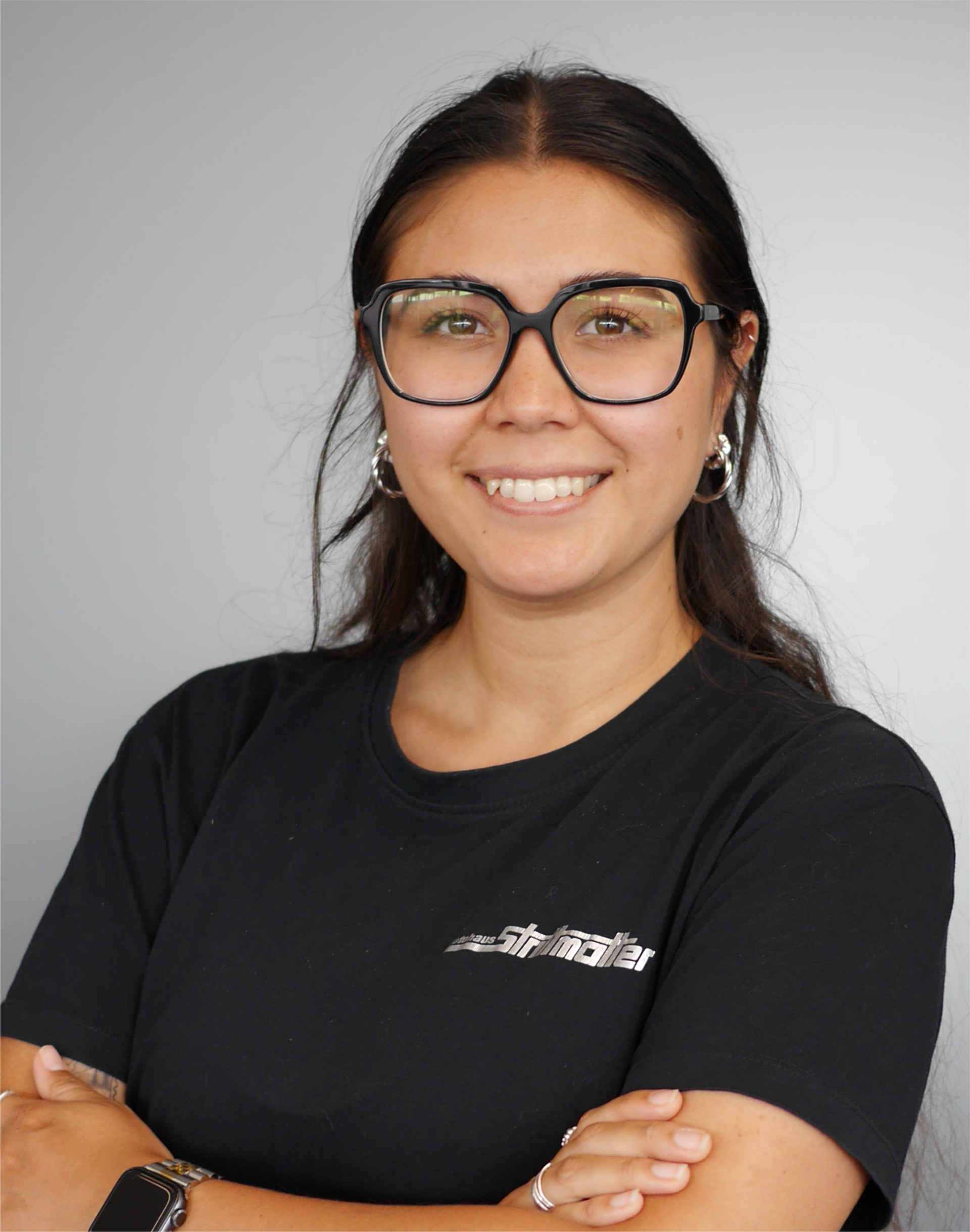 Frau mit schwarzem Tshirt und Brille