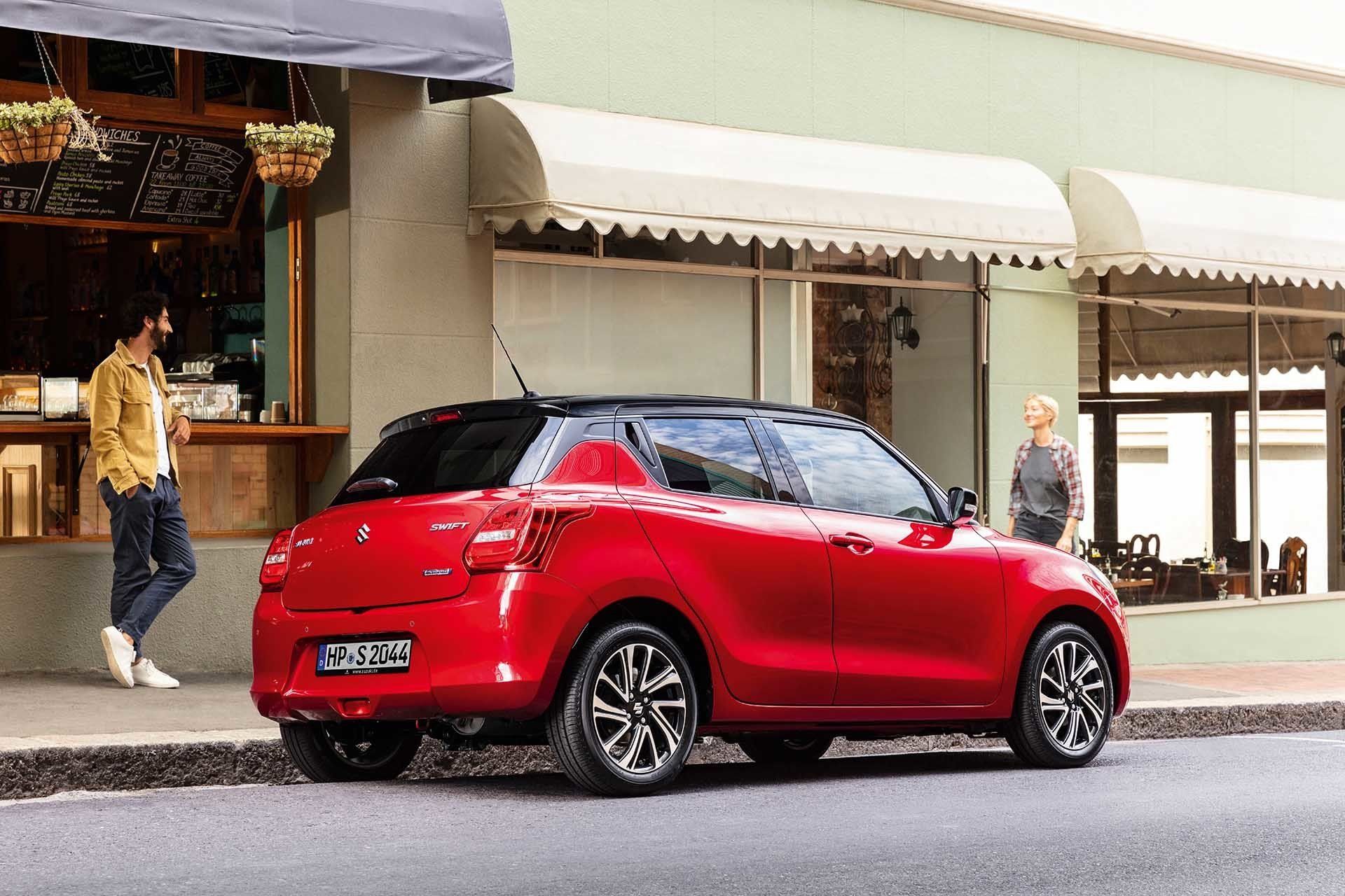 Suzuki Swift in rot am Straßenrand in der Stadt