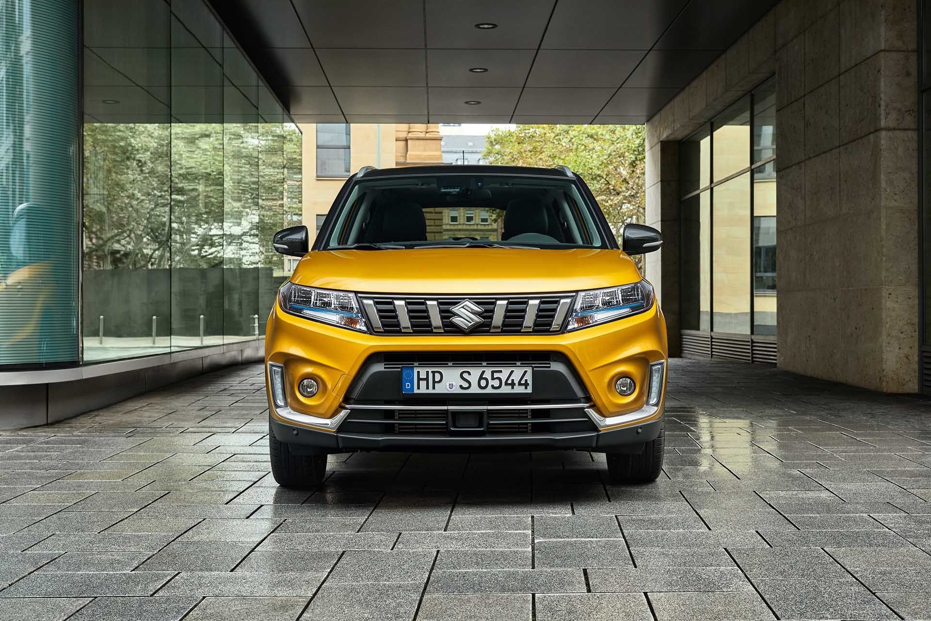 Suzuki Vitara in gelb in einem Durchgang