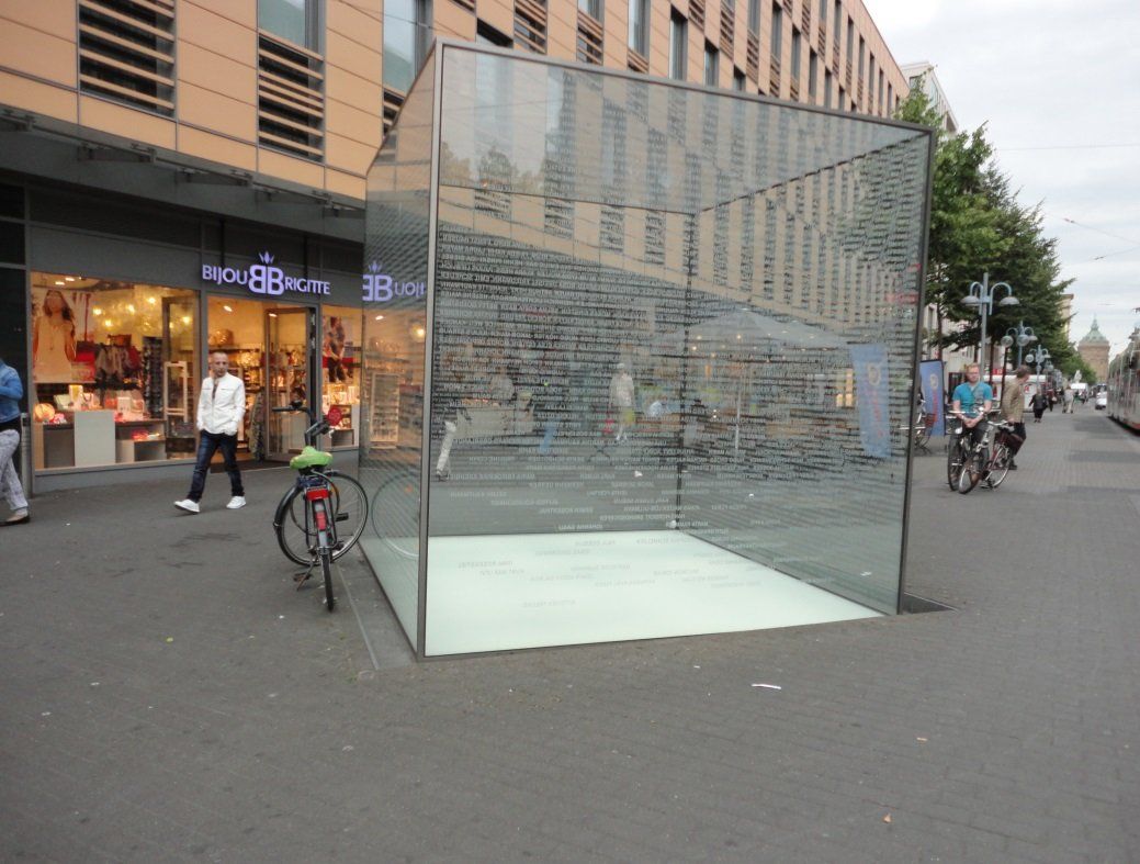 Glaskubus als Mahnmal für die jüdischen Opfer in Mannheim auf den Planken
