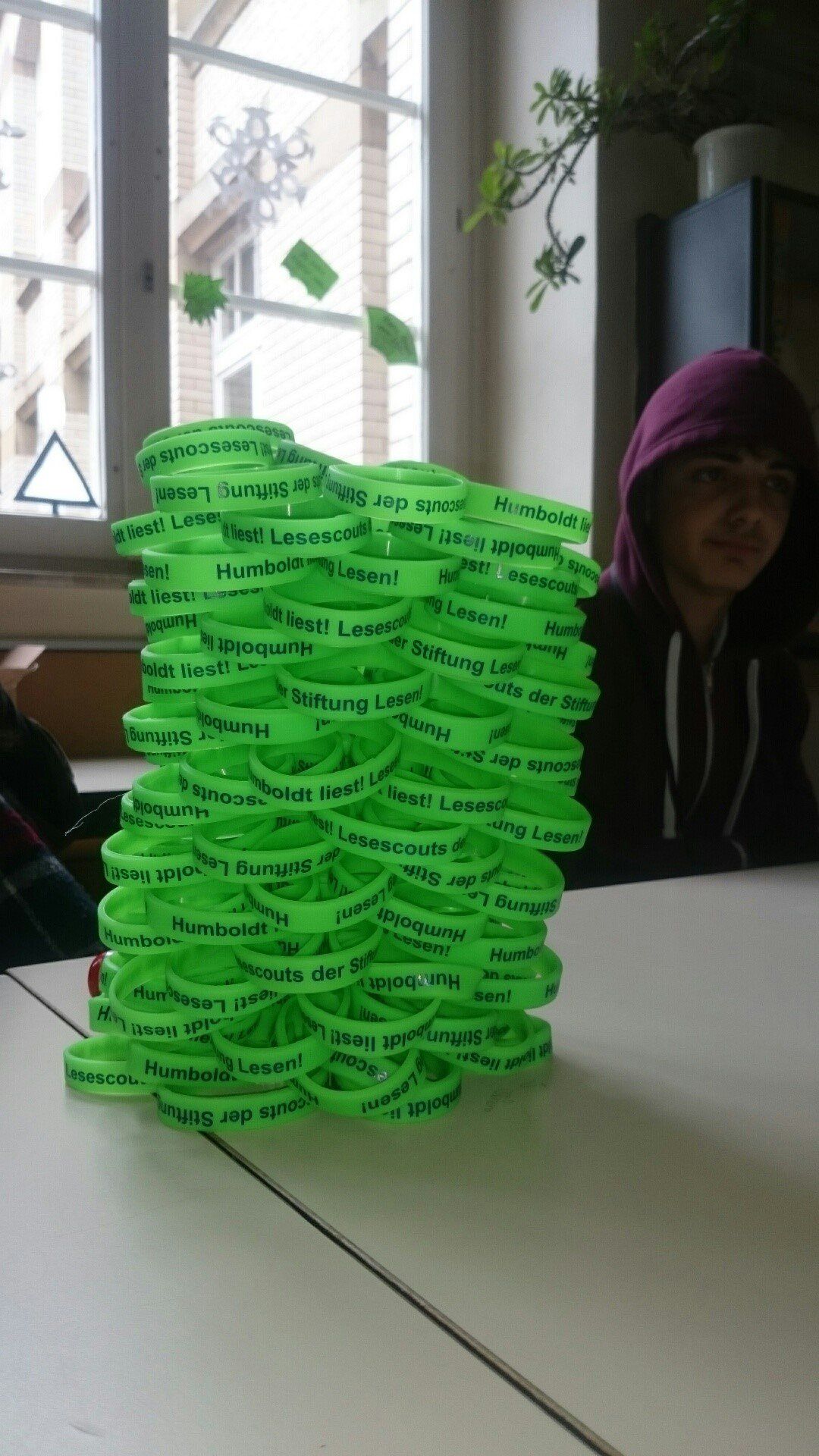 grüne Armbänder für die Schulbibliothek