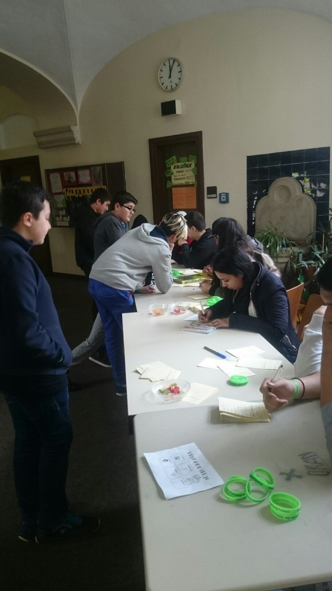 Schüler melden sich für die Schulbibliothek an