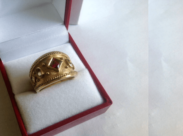 Une bague en or style médiéval avec pierres précieuses