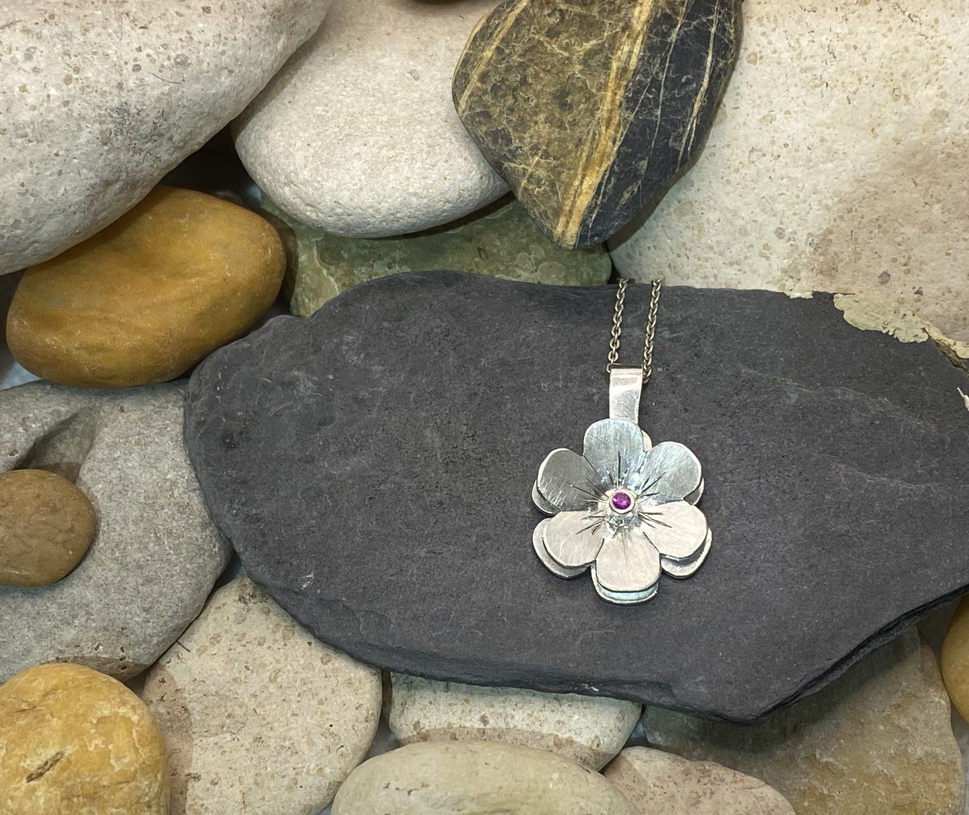 Pendentif fleur en argent avec pierre rose