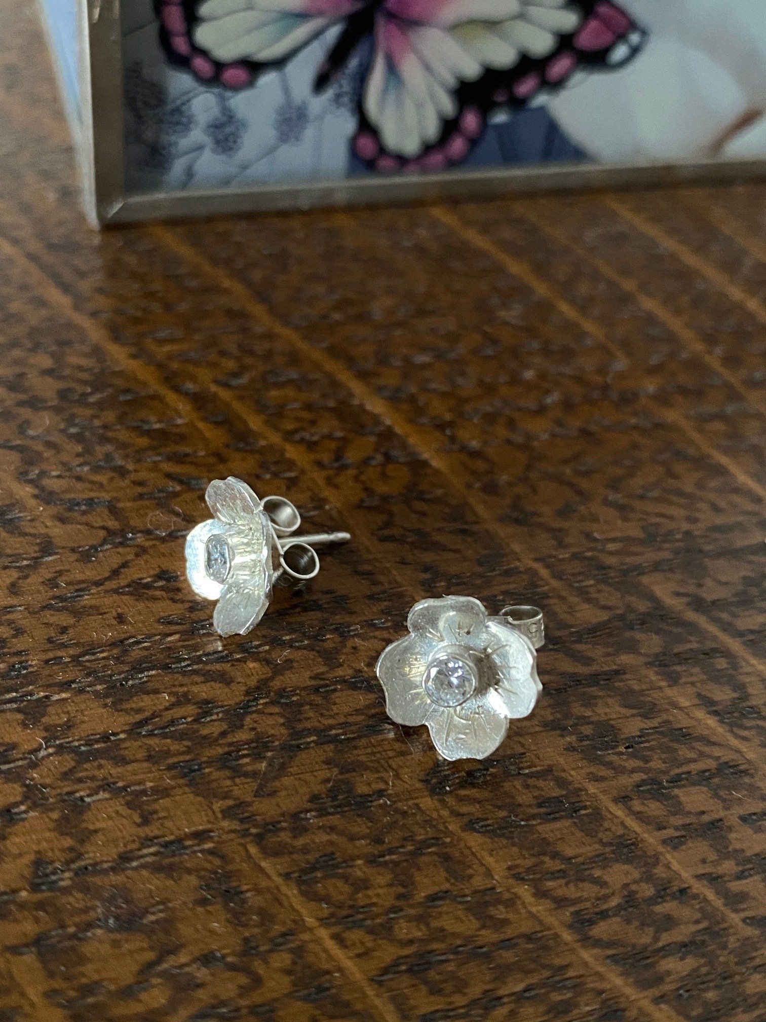 Des boucles d'oreilles en forme de fleur en argent