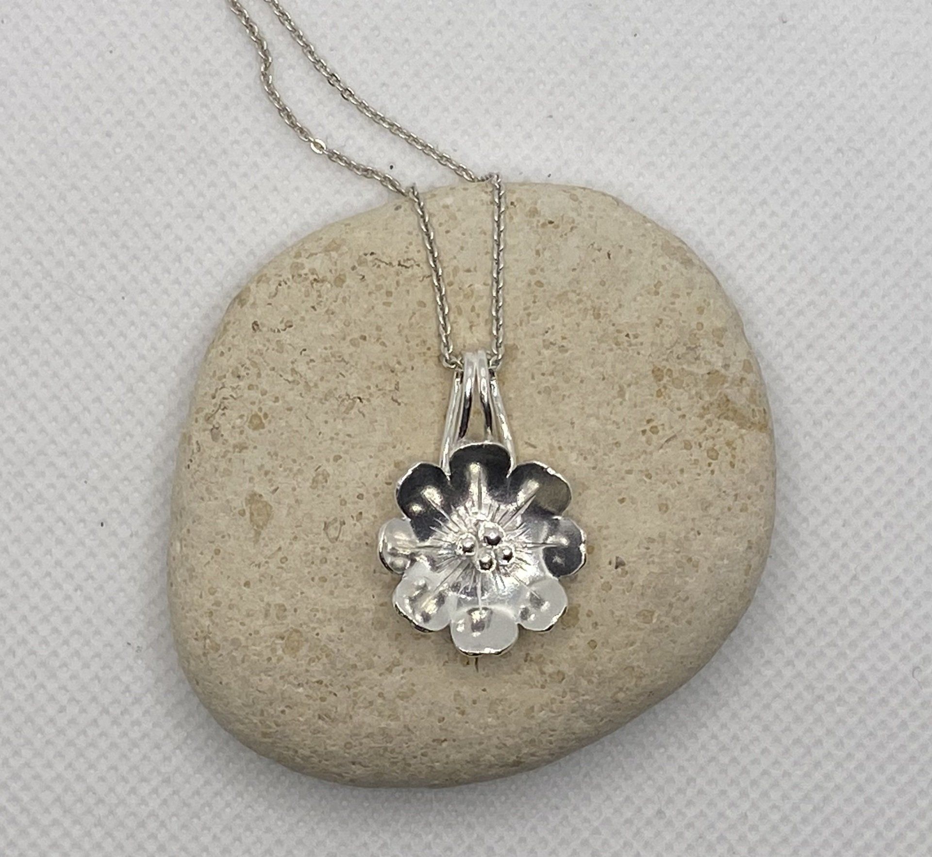 Un pendentif fleur en argent
