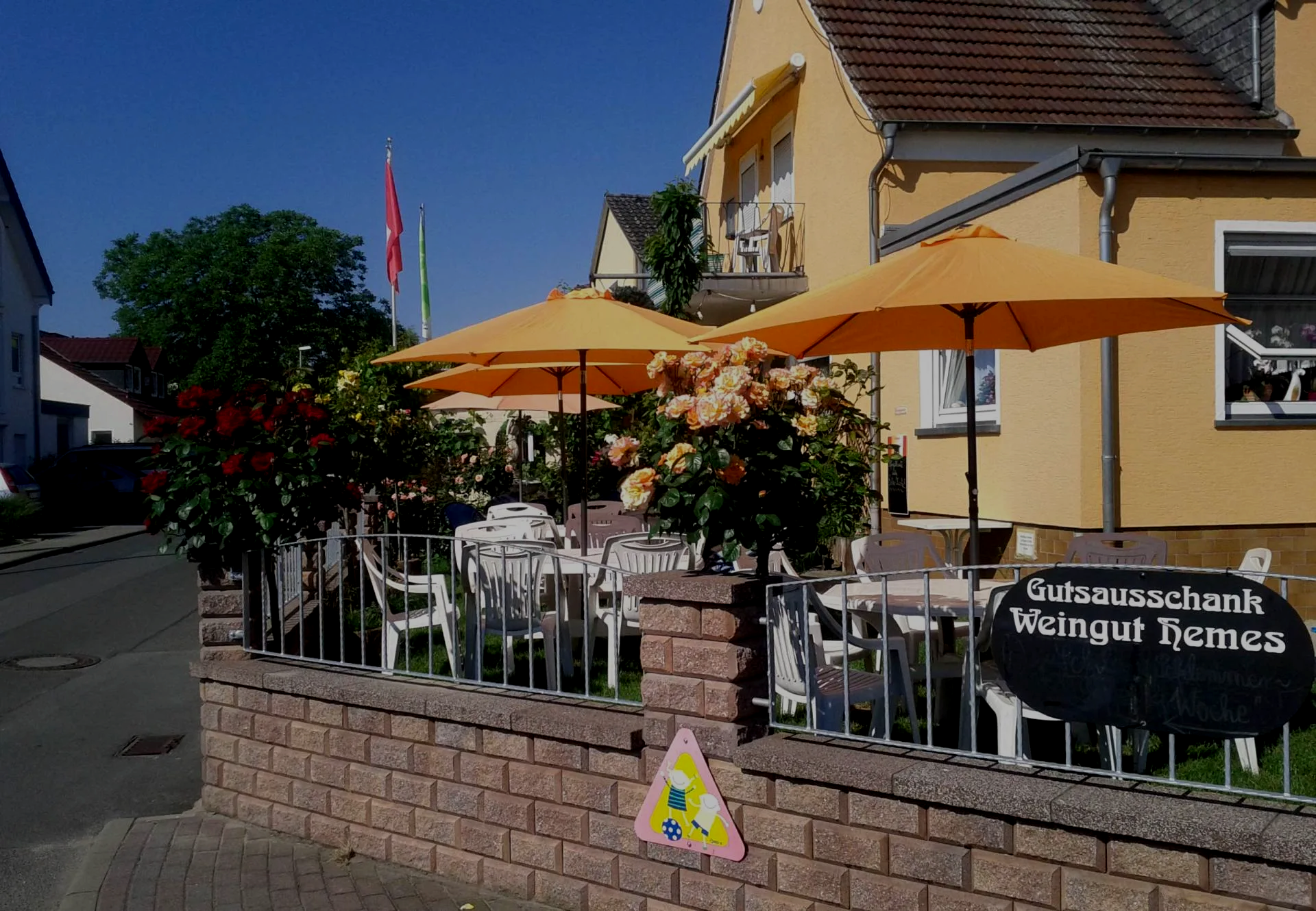 Straußwirtschaft mit gutbürgerlicher Küche in Oestrich-Winkel mit Rosengarten