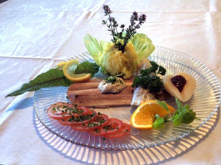 Geräuchertes Forellenfilet (regionales Produkt aus dem Harmersbachtal) mit Sahnemeerrettich und hausgemachtem Kartoffelsalat Geräuchertes Forellenfilet