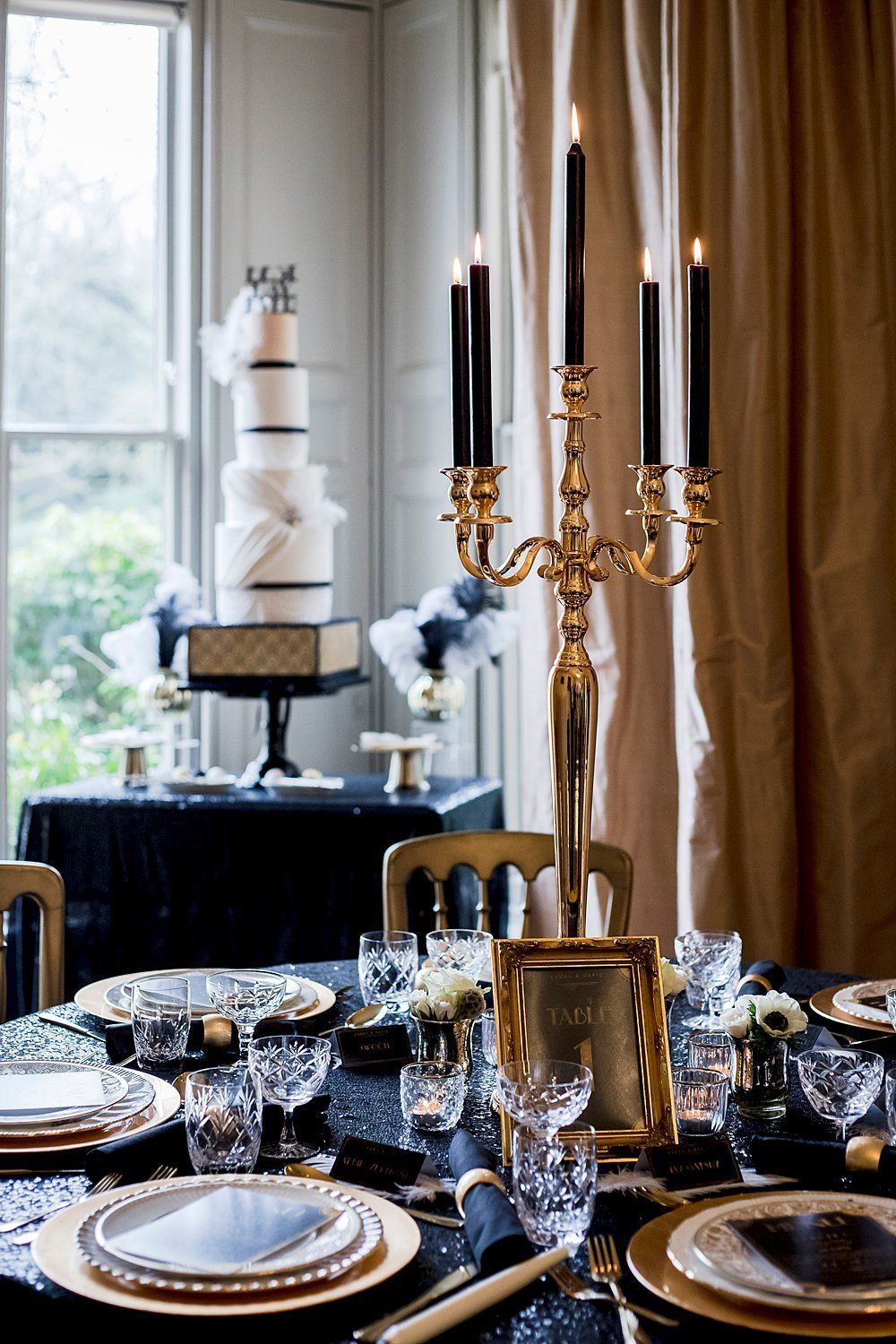 Gatsby-inspired wedding decor black, white and gold table details