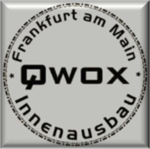 Das Bild zeigt das Logo der Firma Qwox Innenausbau in Frankfurt am Main. Die Buchstaben sind in Schwarz gehalten, während das Logo selbst in Silber präsentiert wird.