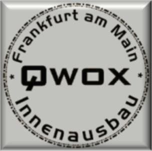 QWOX-Innenaubau Das Bild zeigt das Logo der Firma Qwox Innenausbau in Frankfurt am Main. Die Buchstaben sind in Schwarz gehalten, während das Logo selbst in Silber präsentiert wird.