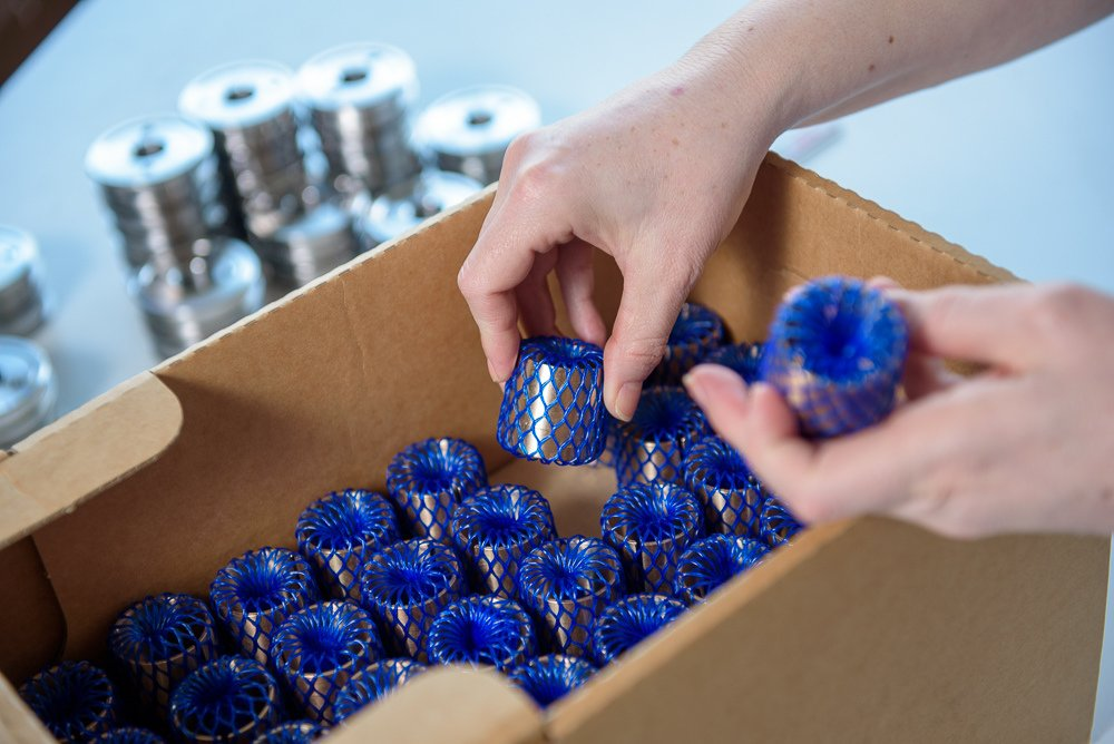 Sichere Verpackung von Bronzebuchsen Bronzebuchsen im Schutznetz werden verpackt