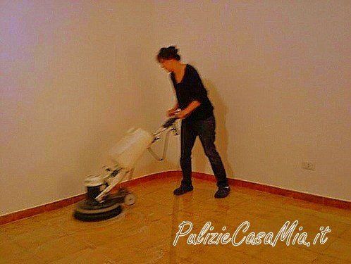 Lavaggio pavimenti con la monospazzola Roma