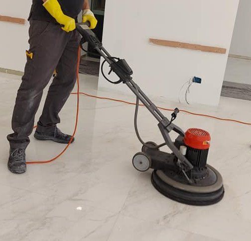 Pulizie con Monospazzola