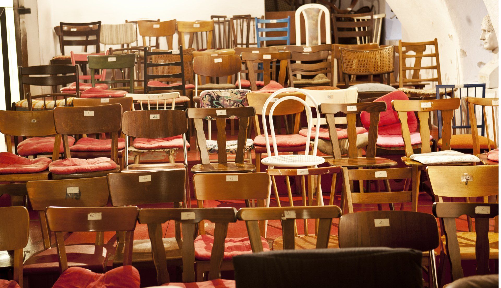 Schmiere Stühle Saal