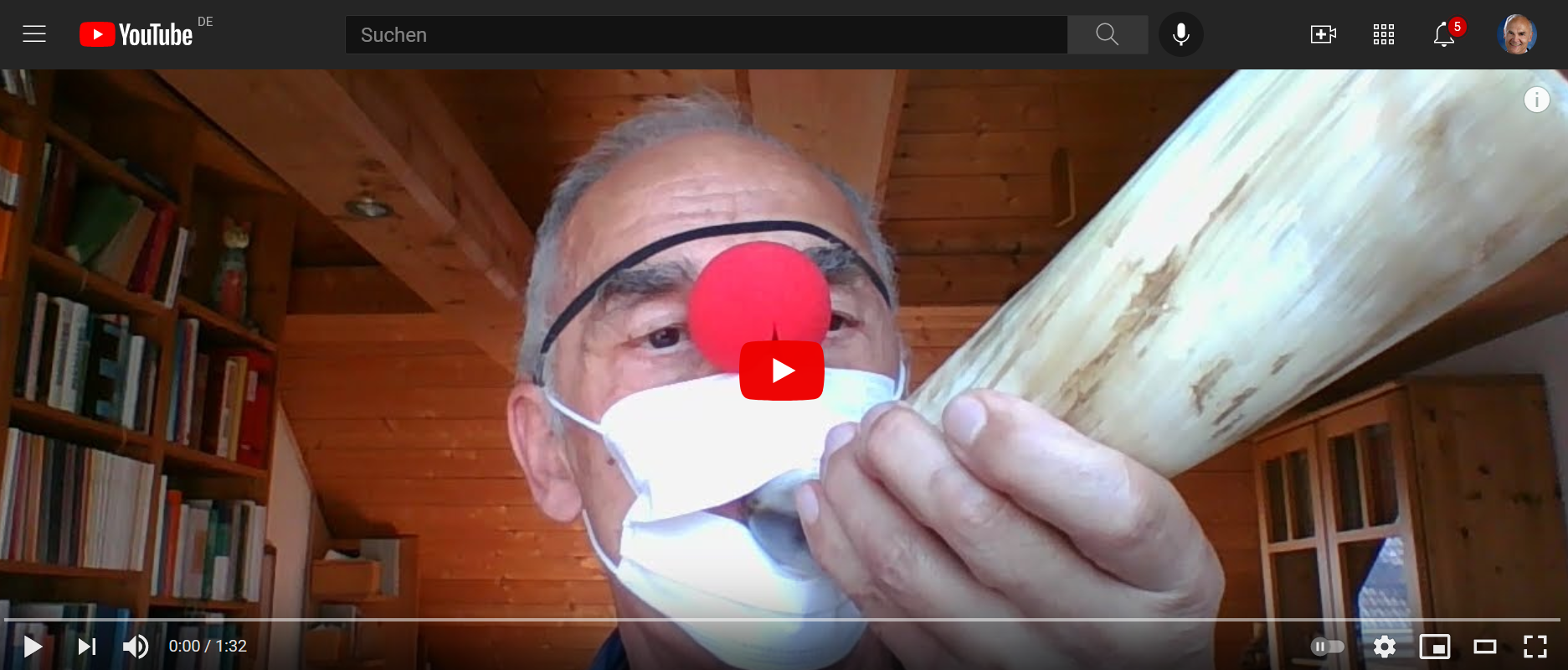 Ein einsamer Clown verleiht seinem Unmut über die Bundesregierung dadurch Ausdruck, dass er im Zeitraum 18:00 bis 18:01 Uhr unter freiem Himmel die Sirenenfunktion seines Megaphons aktiviert. Ein einsamer Clown verleiht seinem Unmut über die Bundesregierung dadurch Ausdruck, dass er im Zeitraum 18:00 bis 18:01 Uhr unter freiem Himmel die Sirenenfunktion seines Megaphons aktiviert.