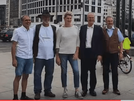 Fünf gemeinsame von den etablierten Parteien unabhängig Direktkandiaten am 1. August 2021 in Berlin Fünf gemeinsame von den etablierten Parteien unabhängig Direktkandiaten am 1. August 2021 in Berlin