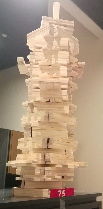 Turm aus 299 Holzbausteinen, die 299 Wahlkreise symbolisieren, kurz vor dem Einsturz.