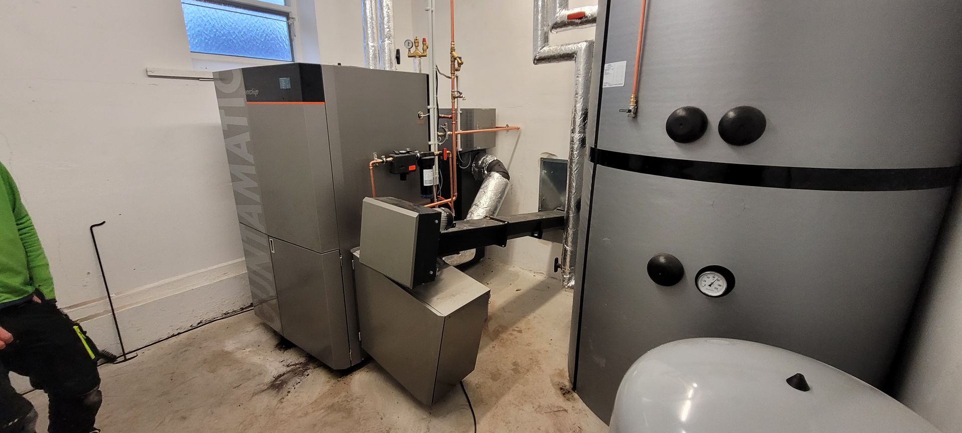 Guntamatic Powerchip Heizraum mit Pufferspeicher