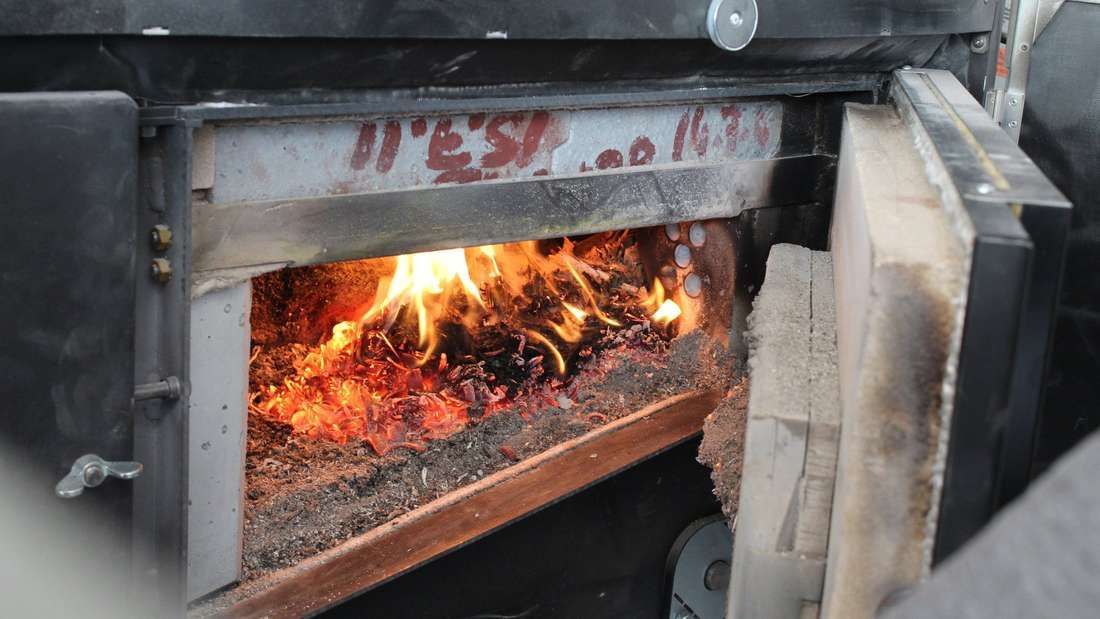 Feuer auf dem Treppenrost einer Guntamatic Hackschnitzelheizung im Dauerbetrieb