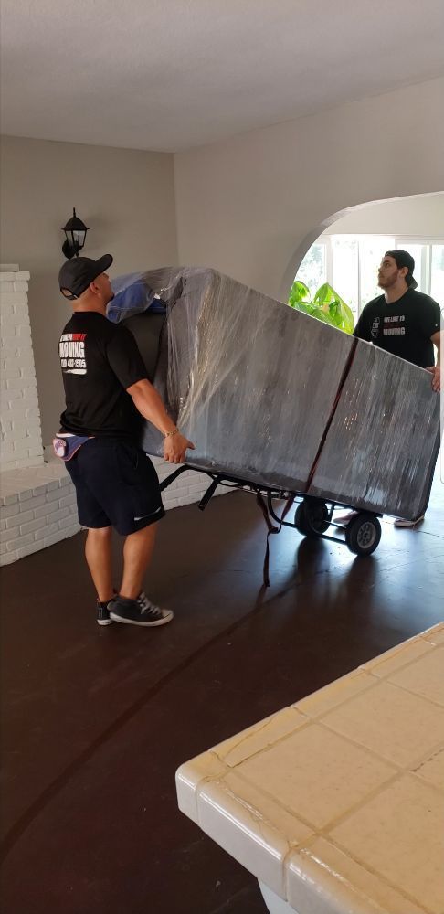 Transporting equipement by movers