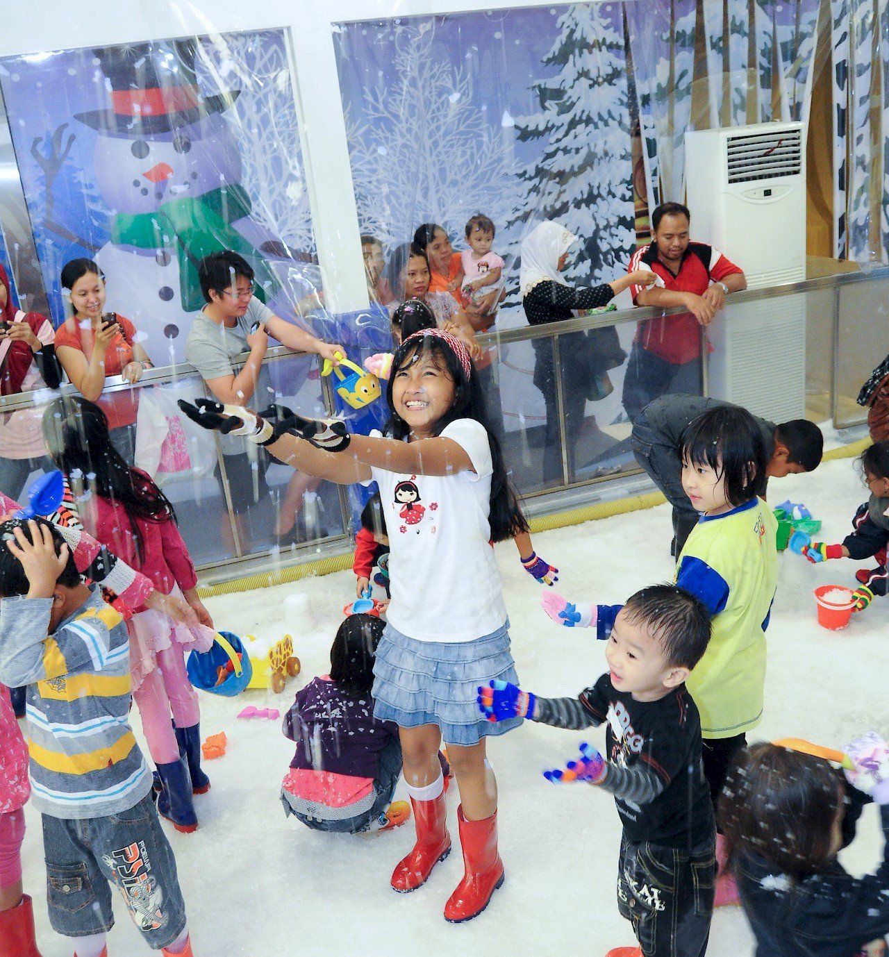Children playing inside a Snow Playbox enclosure
