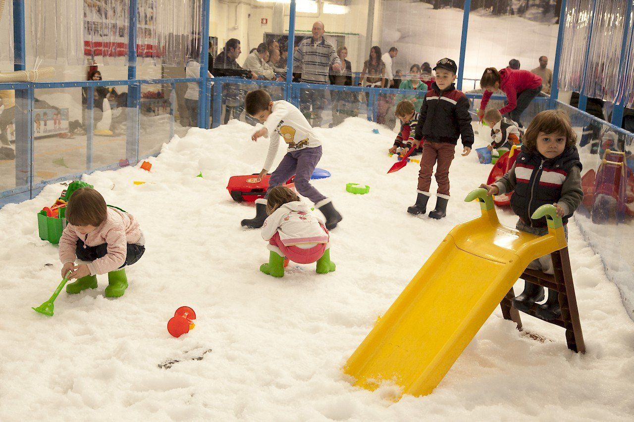 Children playing inside a Snow Playbox enclosure