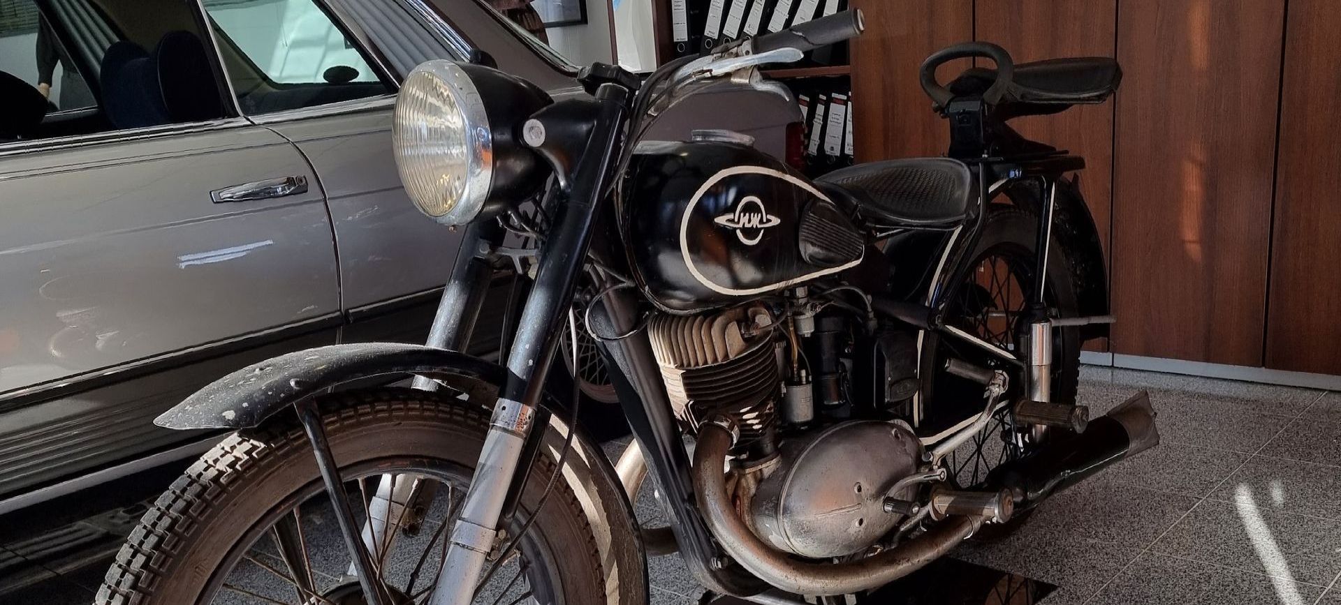 klassisches Motorrad EMW R35 in schwarz in unserem Verkaufsraum