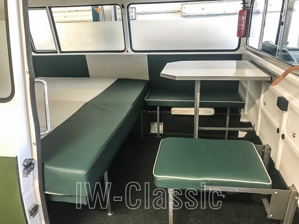 Innenraum eines Barkas B1000 Polizeiautos Innenraum eines Barkas B1000 Polizeiautos