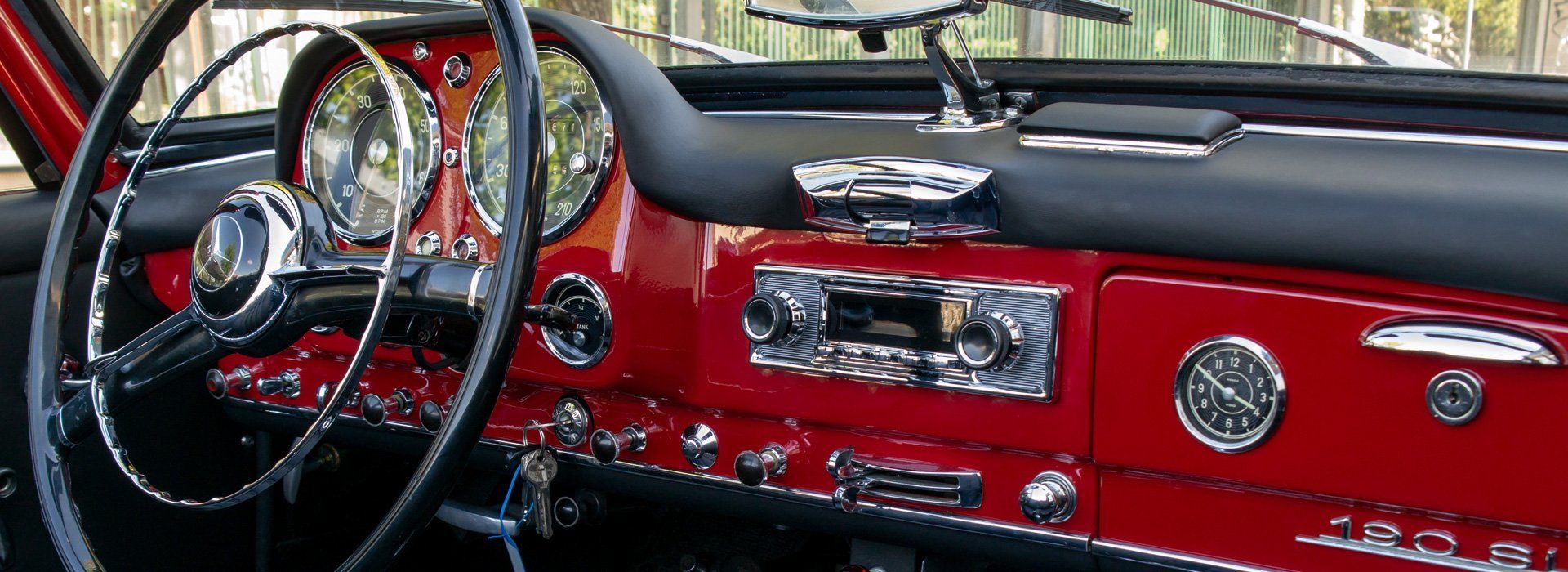 Innenraum eines Mercedes Benz 190SL in rot in tollem Zustand