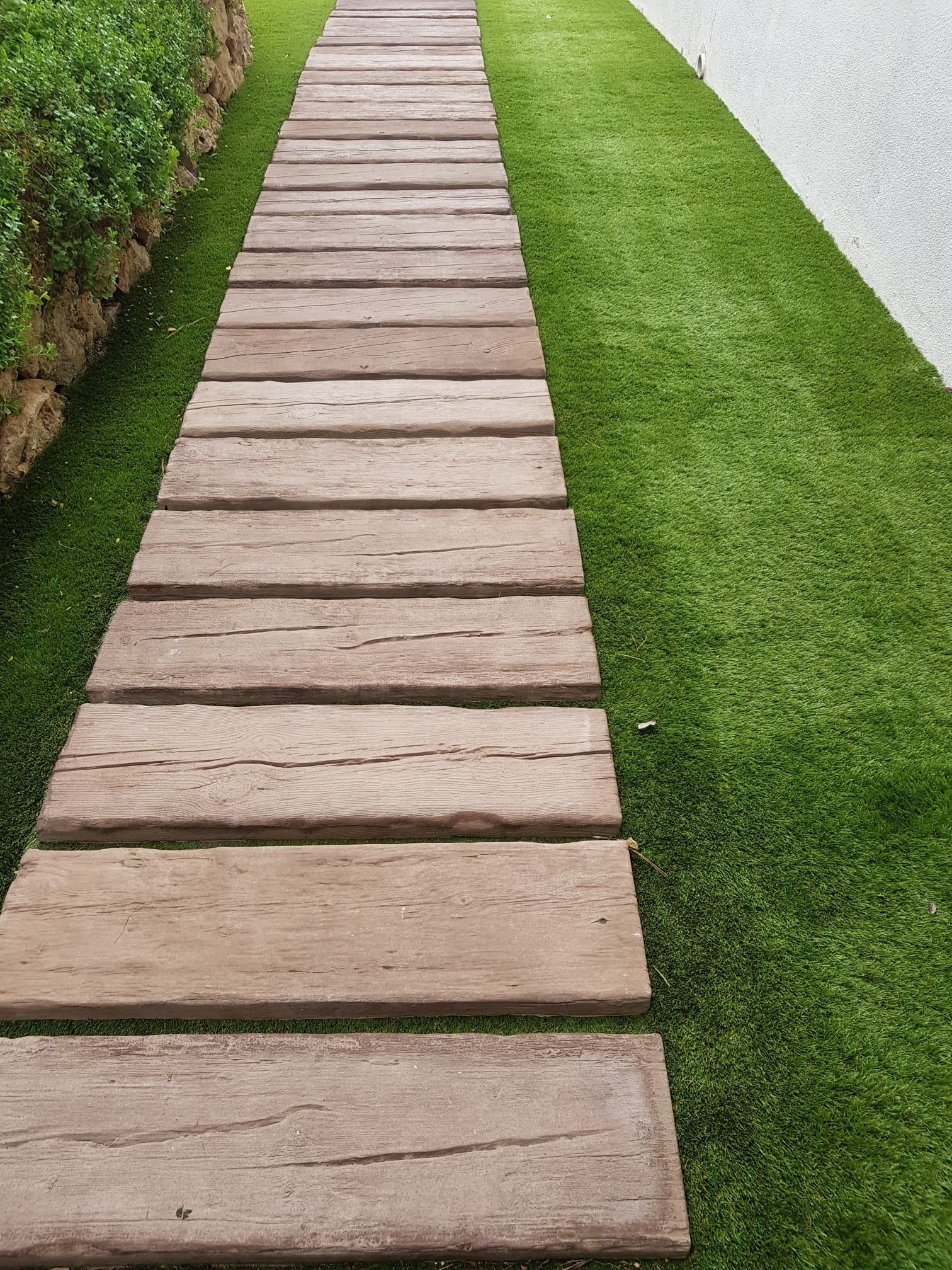 Césped artificial baleares, baldosas mallorca, baldosas exteriores mallorca, piedras caminos mallorca