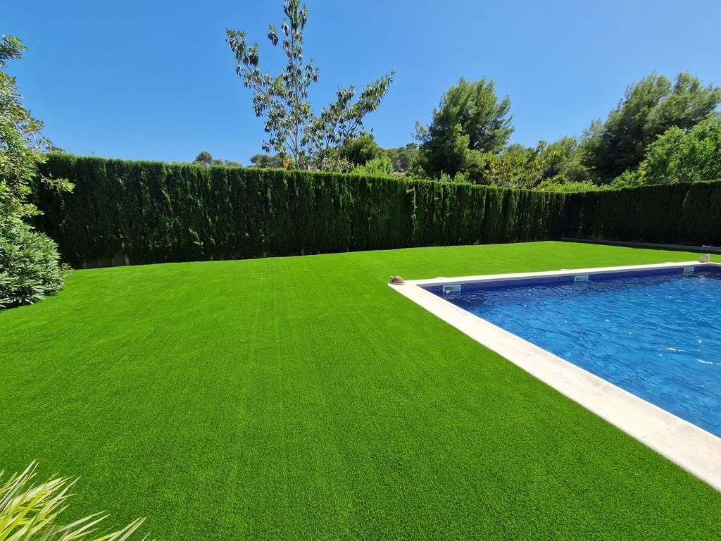 Césped artificial y traviesas de madera en Mallorca