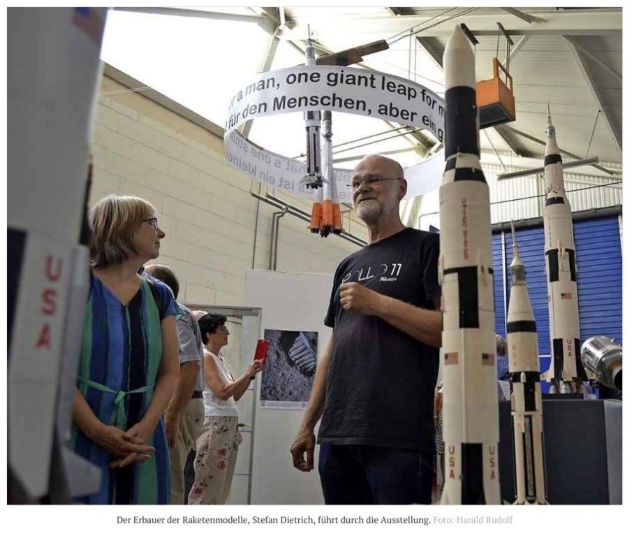 Der Erbauer der Raketenmodelle,Stefan Dietrich, führt durch die Ausstellung.