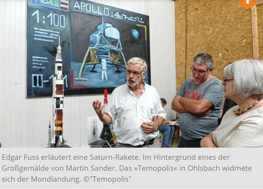 Edgar Fuss erläutert eine Saturn-Rakete