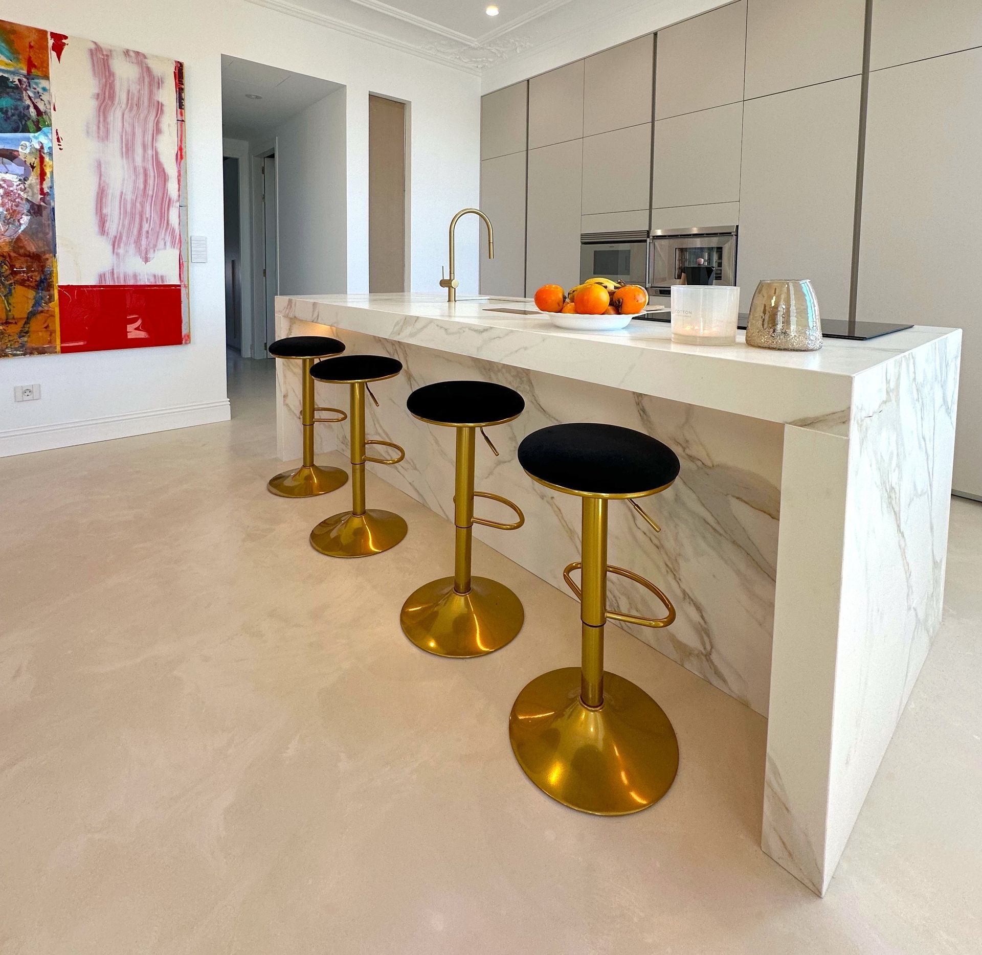 Aplicación de pavimento continuo Bullconcept® Hybrid en cocinas.