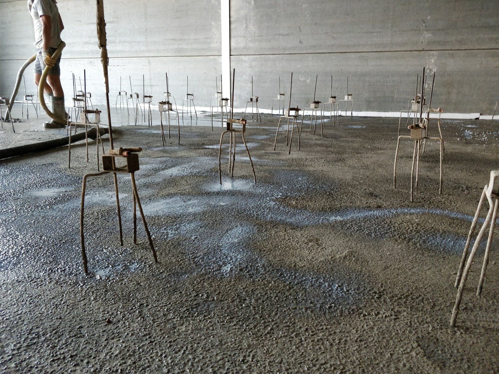 Autonivelante de planta para grandes espesores