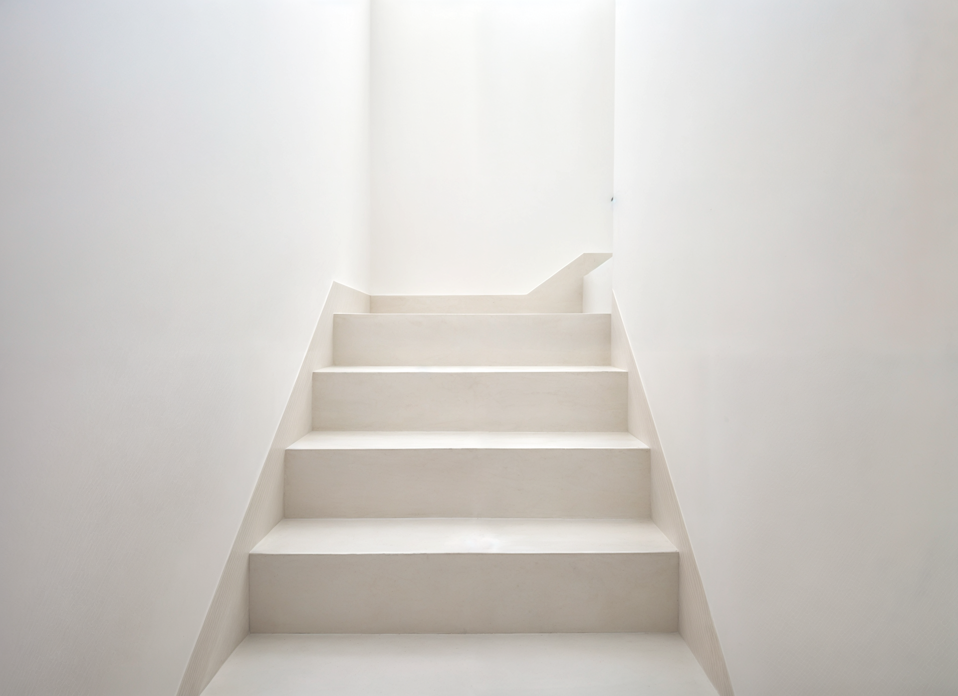 Escaleras de microcemento blanco