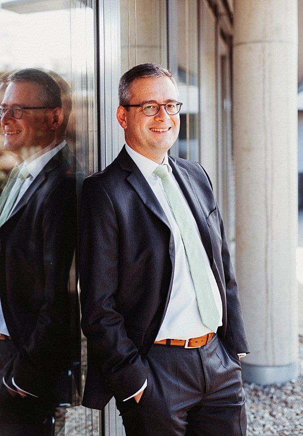 Nach meinem Studium der Wirtschaftswissenschaften mit nationalen und internationalen Praktika habe ich bei Big4-Gesellschaften über mehr als 13 Jahre Erfahrungen in der Prüfung und Beratung von multinationalen Konzernen und mittelständischen Unternehmen gesammelt. Nach meinem Studium der Wirtschaftswissenschaften mit nationalen und internationalen Praktika habe ich bei Big4-Gesellschaften über mehr als 13 Jahre Erfahrungen in der Prüfung und Beratung von multinationalen Konzernen und mittelständischen Unternehmen gesammelt.