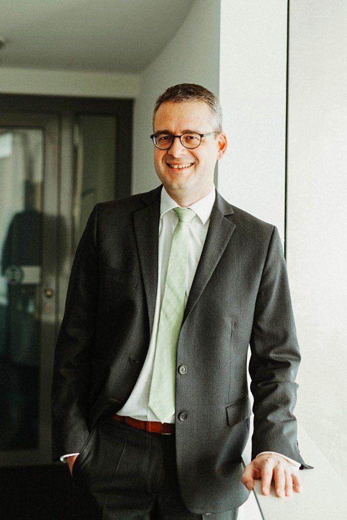 Durch meine Beratungsleistung profitieren Sie von meiner langjährigen Erfahrung in der Prüfung und Beratung von Bilanzierungsfragen bei multinationalen Konzernen und mittelständischen Unternehmen verschiedener Branche und Größe. Meine Schwerpunkte dabei sind die Beratung und projektbegleitende Prüfung bei Umsetzungsprojekten für gesetzliche Anforderungen nach HGB und IFRS und Hedge Accounting. Durch meine Beratungsleistung profitieren Sie von meiner langjährigen Erfahrung in der Prüfung und Beratung von Bilanzierungsfragen bei multinationalen Konzernen und mittelständischen Unternehmen verschiedener Branche und Größe. Meine Schwerpunkte dabei sind die Beratung und projektbegleitende Prüfung bei Umsetzungsprojekten für gesetzliche Anforderungen nach HGB und IFRS und Hedge Accounting.