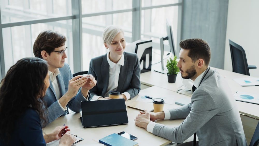 Office 365 usado por un equipo de trabajo en una oficina