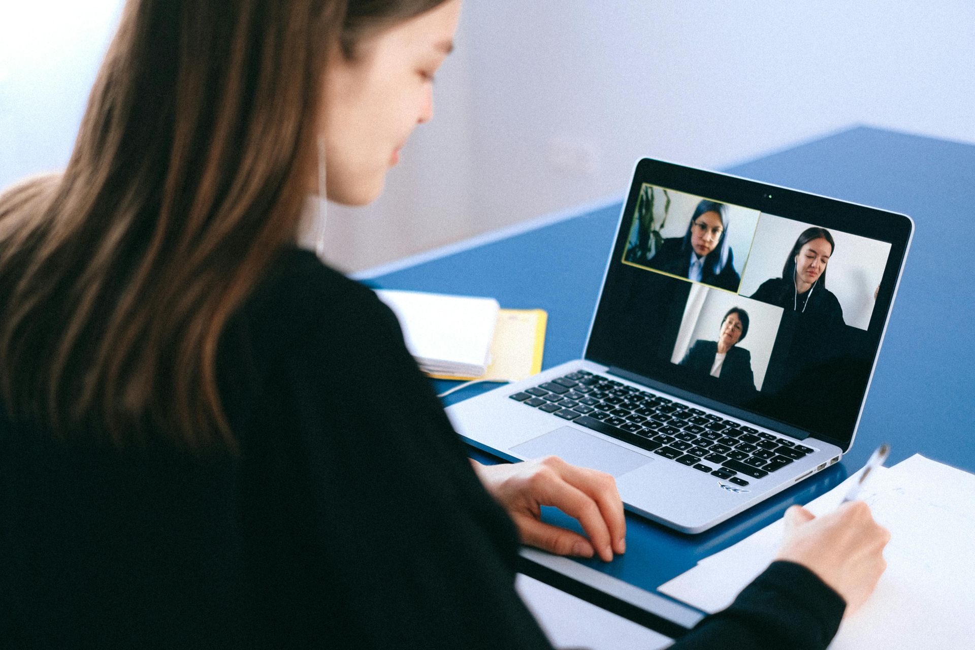 Frau in Videokonferenz mit drei Kollegen – Beispiel für Remote-Arbeit (Foto: Anna Shvets, Pexels).