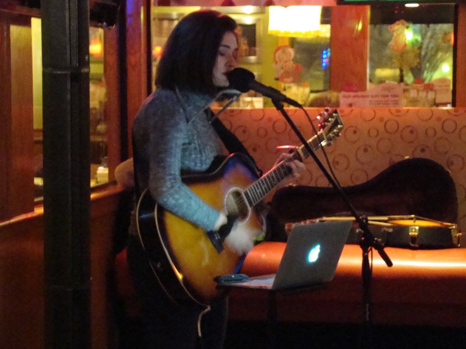 Shannon Harrington performing at Applebee's Restaurant