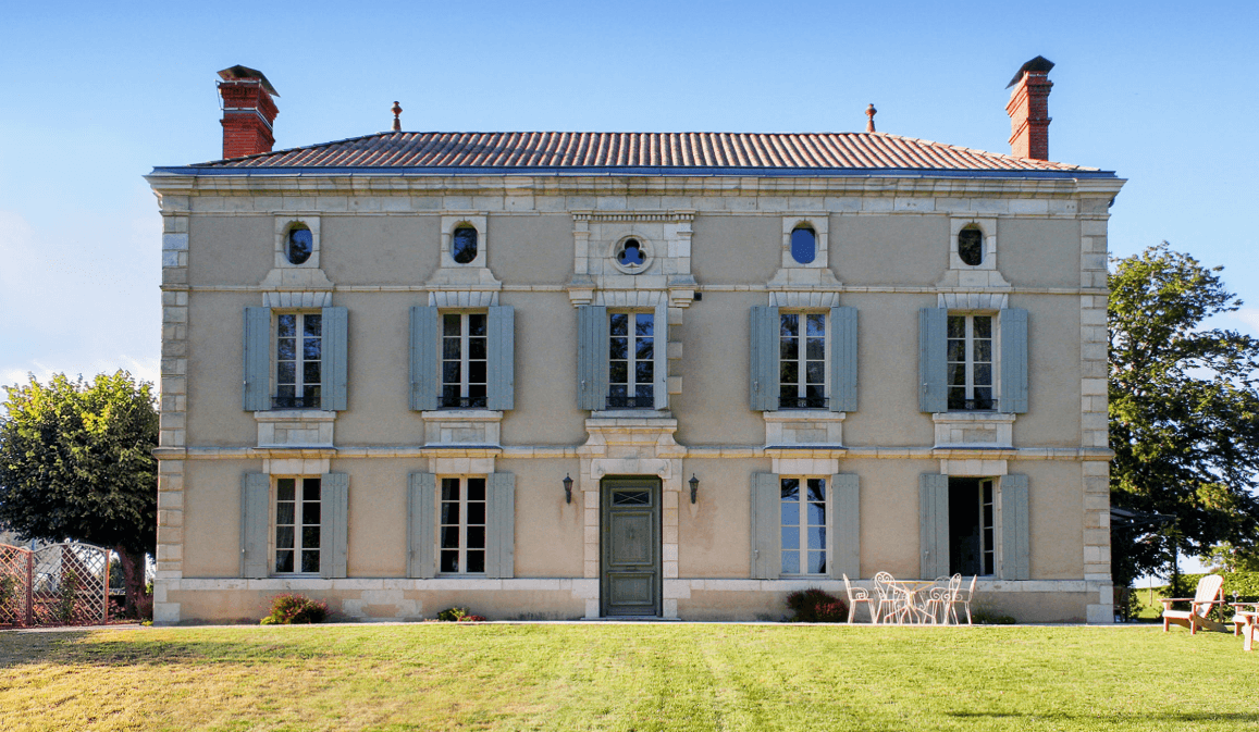 Joli Fleuron takes place in a lovely country side, not far from Bordeaux and Dordogne