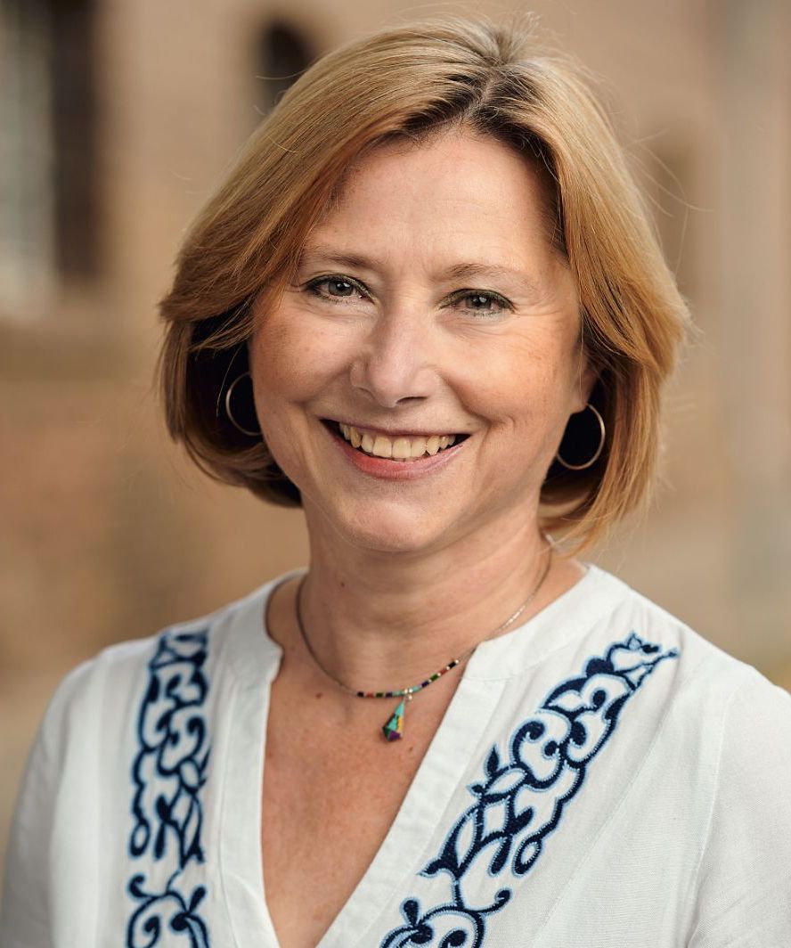 Paper and Tea Managerin empfiehlt Waldfulness Teambuilding in der Natur für Unternehmen in Köln.