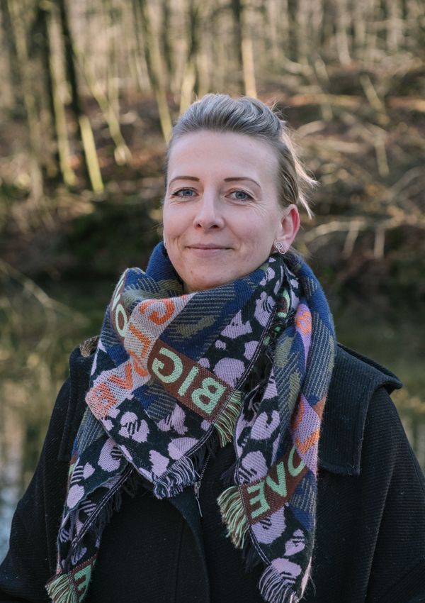 Sabine arbeitet bietet Waldbaden Angebote an.