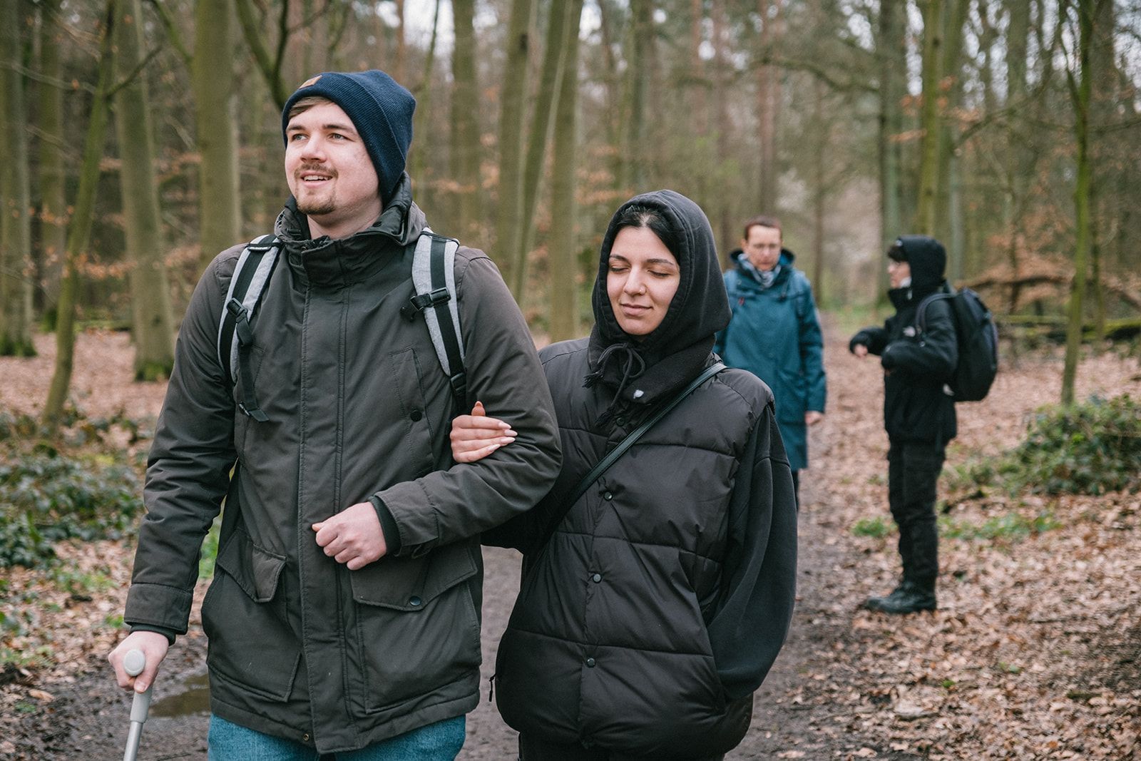 Ein Team macht ein Teamtraining mit Waldfulness im Wald in Köln.