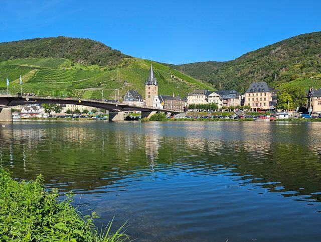 Bernkastel-Kues an der Mosel als Beispiel eines Weinorts in dem Weingüter zum Verkauf stehen.