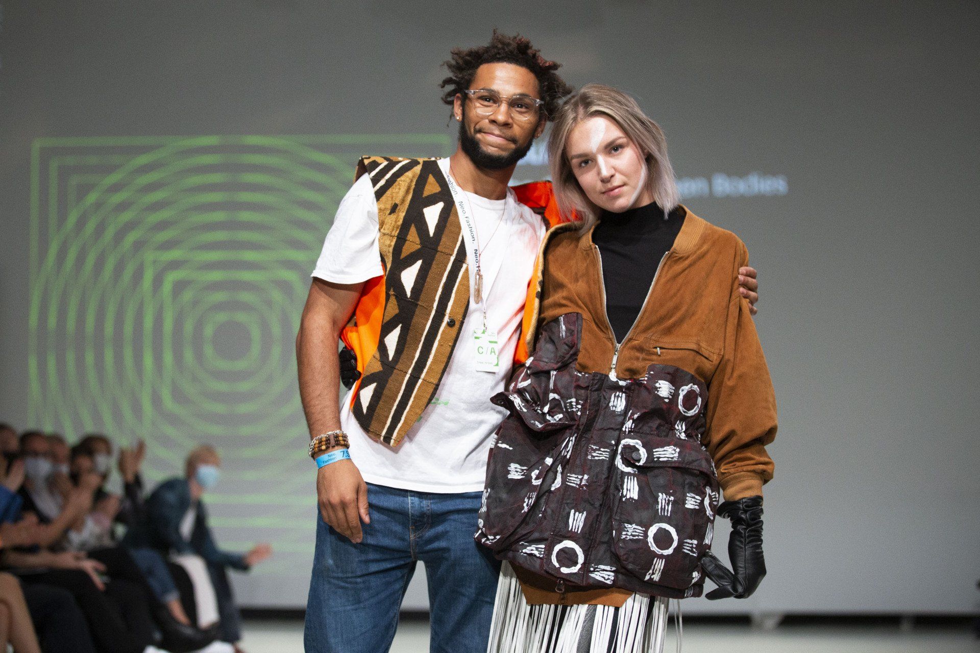 shop sustainable fashion, handcraft, innovation, trendy clothes and accessories, ethically made, eco-conscious, upcycling fashion, All, New, Full Body, Dress, Suit, Overall, Tos, Tank Top, T-Shirt, Polo, Sweatshirt, Pullover, Hoodie, Vest, Blazer, JAcket, Bottoms, Skirt, Short, Pants, Accessories, Hat, Bag, Softwear, Hardwear, Footwear, Do It Yourself, Banana Silk
Kaufen Sie nachhaltige Mode, Handarbeit, Innovation, trendige Kleidung und Accessoires, ethisch hergestellt, umweltbewusst, Upcycling-Mode, Alles, Neu, Ganzkörper, Kleid, Anzug, Overall, Tos, Tanktop, T-Shirt, Polo, Sweatshirt, Pullover, Hoodie, Weste, Blazer, Jacke, Unterteile, Röcke, Shorts, Hosen, Accessoires, Mütze, Tasche, Softwear, Hardwear, Schuhe, Do It Yourself, Bananenseide